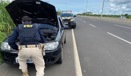 Criminosos estavam em veículo furtado no ano passado. (Foto: PRF/Divulgação)