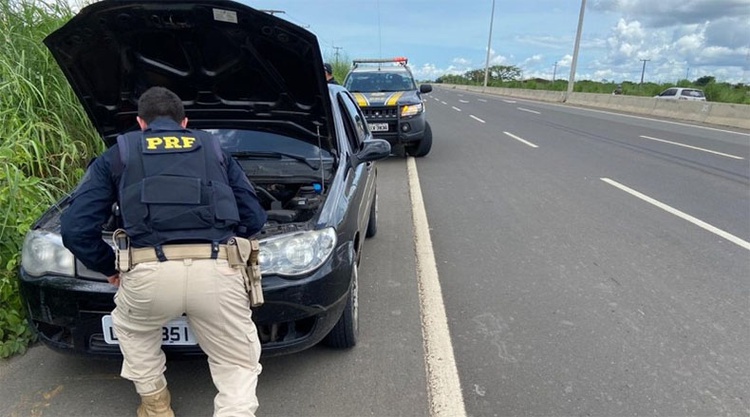 Criminosos estavam em veículo furtado no ano passado.