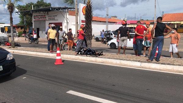 Homem morre após colidir contra árvore, em Floriano.