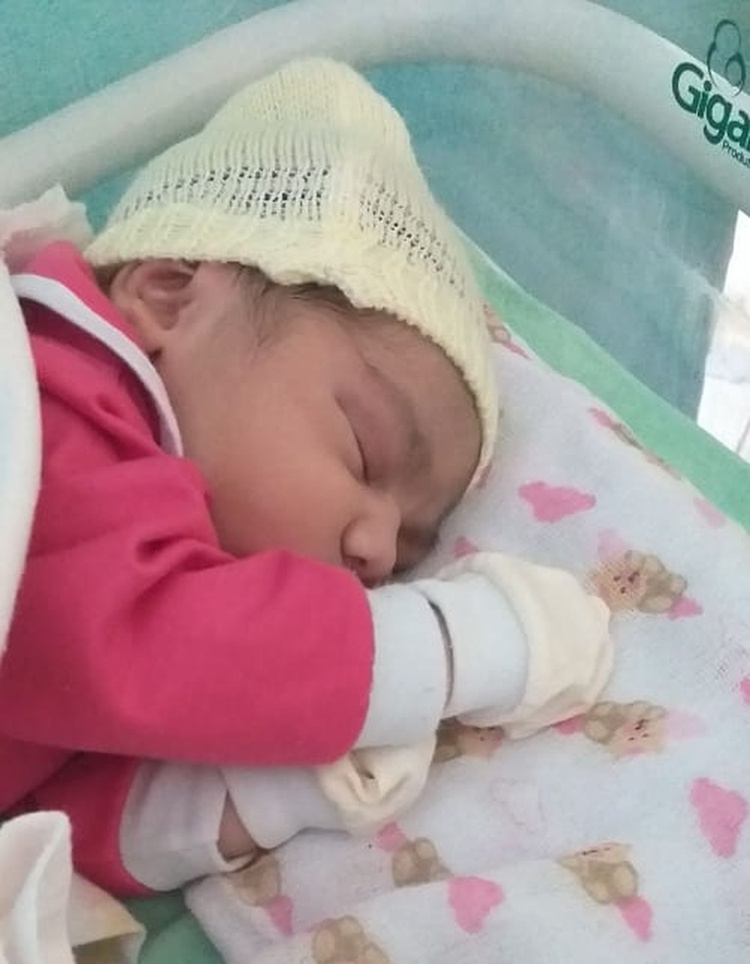 Kamily Sofia nasceu com 2,5 kg e 55 centímetros.
