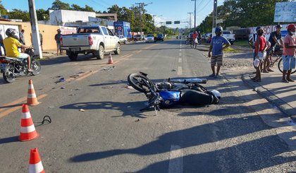 Motociclista morre após colidir contra caminhão caçamba na BR-343. (Foto: Hoslânia Marques/TV Clube)