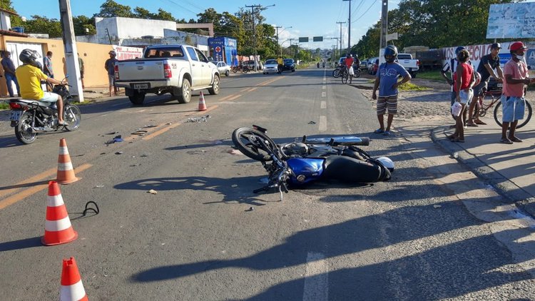 Motociclista morre após colidir contra caminhão caçamba na BR-343.