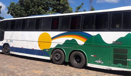 Ônibus é apreendido em São Raimundo Nonato. (Foto: Divulgação/Polícia Militar)