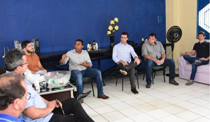 Prefeito Joel Rodrigues participa de reunião da CDL. (Foto: Prefeitura de Floriano/Divulgação)