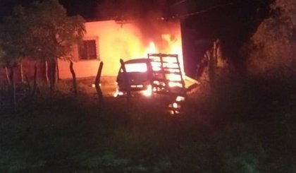 Suspeito de homicídio tem casa incendiada em Floriano. (Foto: Divulgação)