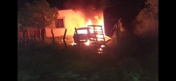 Suspeito de homicídio tem casa incendiada em Floriano.