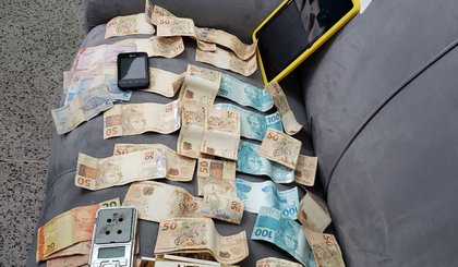 Drogas, dinheiro, um celular e uma balança foram apreendidos com o suspeito. (Foto: Polícia Civil/Divulgação)