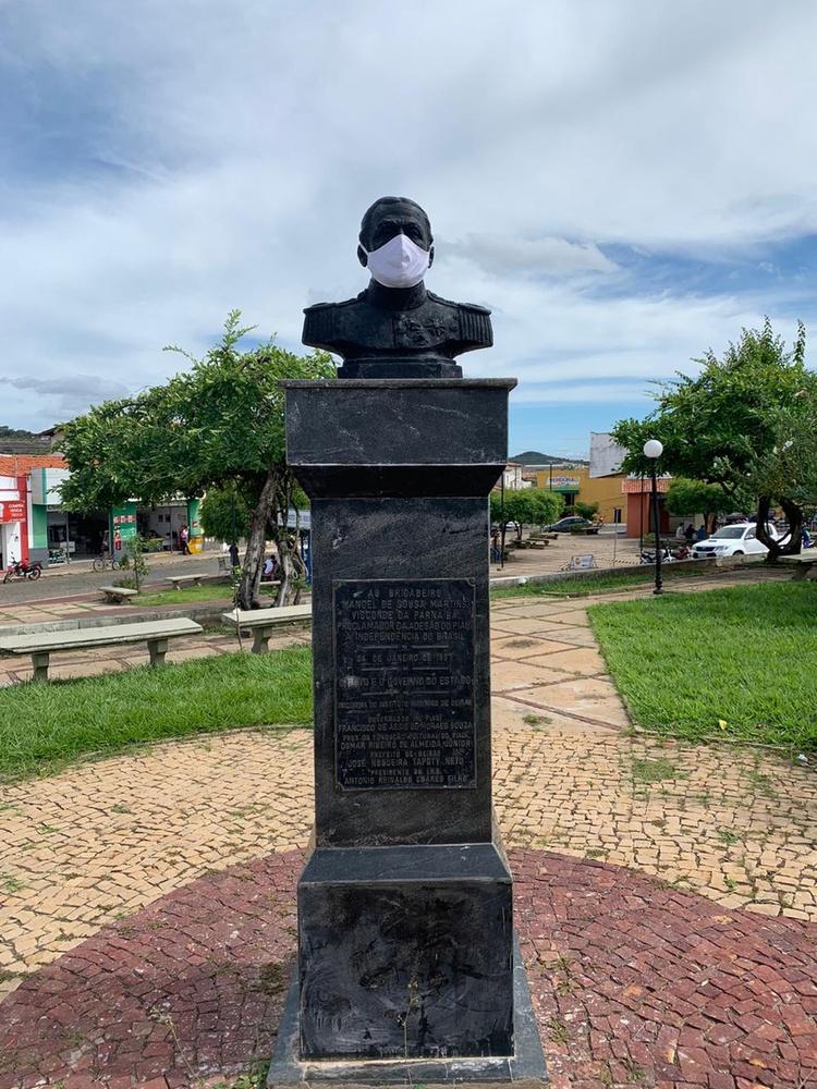 Estátuas ganham máscara em Oeiras.