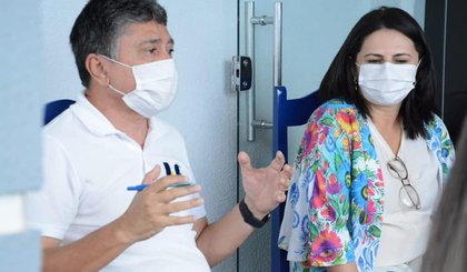 Marcos Elvas ao lado da esposa, diagnosticada com Covid-19. (Foto: Arquivo Pessoal/Marcos Elvas)
