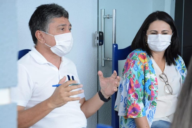 Marcos Elvas ao lado da esposa, diagnosticada com Covid-19.