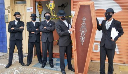 Meme do Caixão é reproduzido em Floriano (Foto: Hoslânia Marques/TV Clube)
