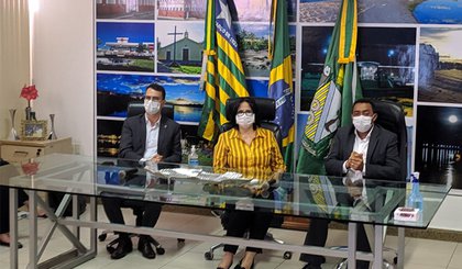 Ministra Damares Alves esteve em Floriano para conhecer tratamento com cloroquina. (Foto: Prefeitura de Floriano/Divulgação)