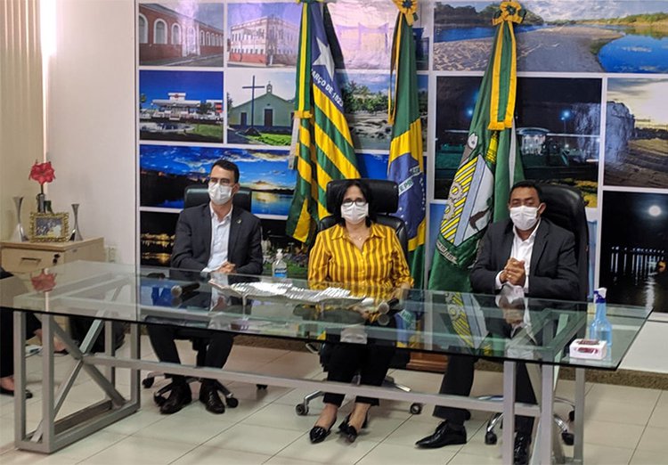 Ministra Damares Alves esteve em Floriano para conhecer tratamento com cloroquina.