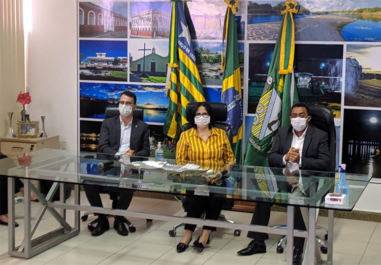 Ministra Damares Alves esteve em Floriano para conhecer tratamento com cloroquina.