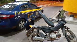 Moto é apreendida com identificação adulterada.