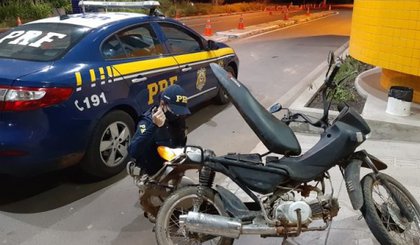 Moto é apreendida com identificação adulterada. (Foto: PRF/Divulgação)