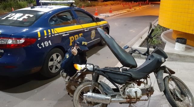 Moto é apreendida com identificação adulterada.