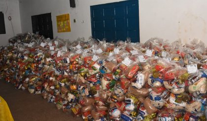 Prefeitura de Floriano faz entrega de cestas básicas para famílias de alunos da rede municipal. (Foto: Prefeitura de Floriano/Divulgação)