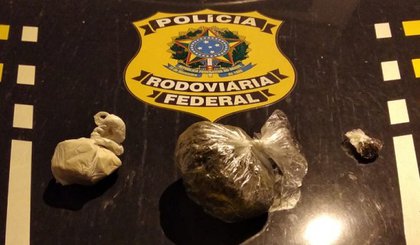 PRF apreende drogas com jovem de 18 anos em Floriano. (Foto: PRF/Divulgação)