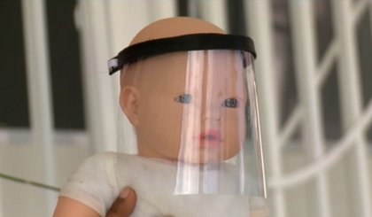 Professor da Universidade Federal do Piauí (UFPI), em Floriano, desenvolveu modelo de ‘face shield’ para bebês (Foto: TV Clube)
