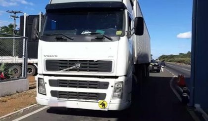 carreta roubada (Foto: PRF/Divulgação)