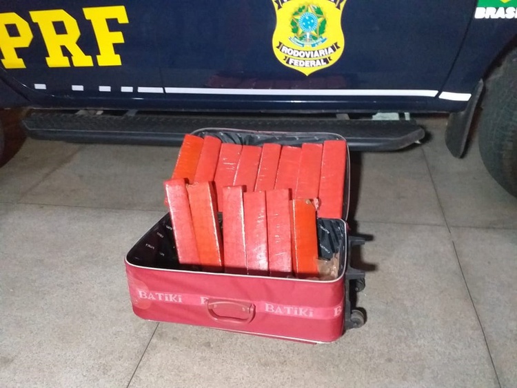 Droga é encontrada com passageiro de ônibus na BR-230.
