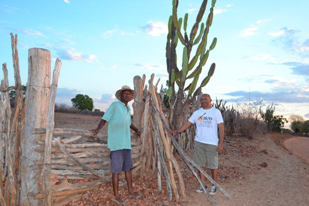 Expedito Pereira (proprietário da terra, descendente de Esperança Garcia) e Elio Ferreira, o pesquisador. Local da antiga casa da Fazenda dos Algodões, onde viveu Esperança Garcia. Nazaré do Piauí, Brasil.