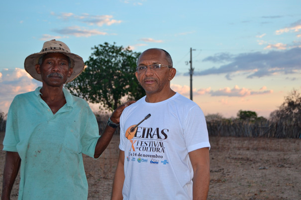 Expedito Pereira (proprietário da terra, descendente de Esperança Garcia) e Elio Ferreira, o pesquisador. Local da antiga casa da Fazenda dos Algodões, onde viveu Esperança Garcia. Nazaré do Piauí, Brasil.