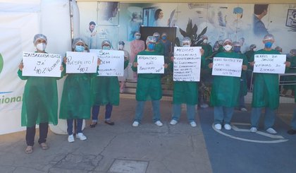 Manifestação foi realizada por profissionais da saúde em frente ao Hospital Regional Tibério Nunes. (Foto: Aparecida Santana/TV Clube)