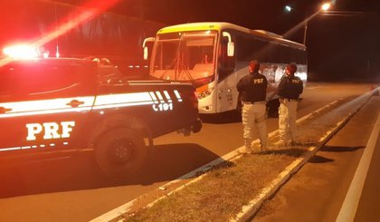 Ônibus com dívida de Licenciamento é apreendido em Picos. (Foto: PRF/Divulgação)