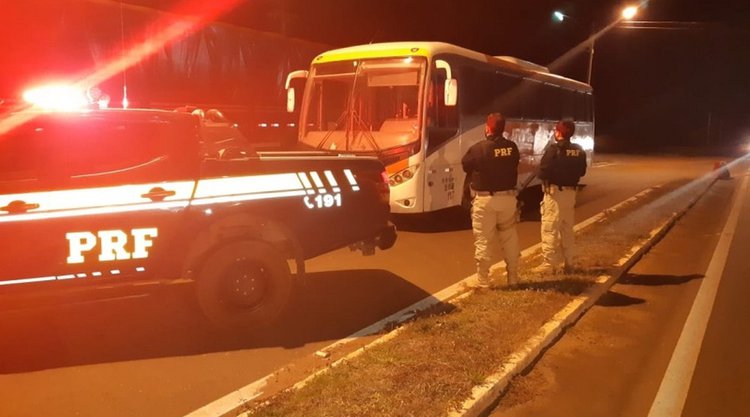 Ônibus com dívida de Licenciamento é apreendido em Picos.