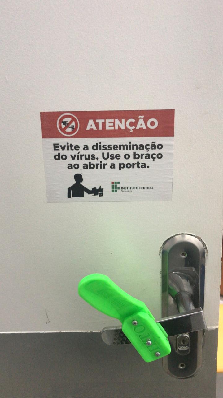 Suporte para maçaneta tem sido usado para evitar que o novo coronavírus se dissemine.