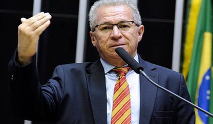Assis Carvalho, de 58 anos, morreu após sofrer um infarto. (Foto: Divulgação/Câmara dos Deputados)