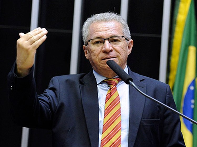 Assis Carvalho, de 58 anos, morreu após sofrer um infarto.
