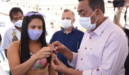 Entrega simbólica das casas do Residencial Alto da Cruz aconteceu na sexta-feira. (Foto: Prefeitura de Floriano/Divulgação)