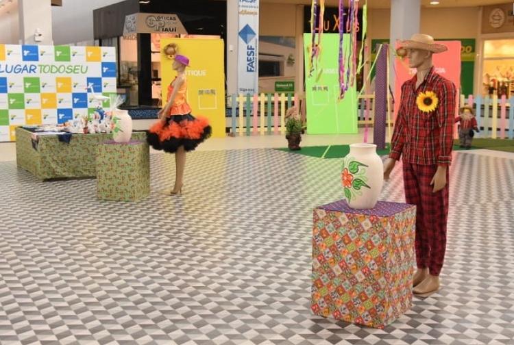 Exposição de artes está acontecendo no Floriano Shopping.