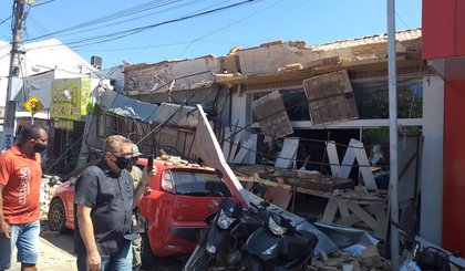 Fachadas de duas lojas desabaram em Floriano. (Foto: Aparecida Santana/ TV Clube)