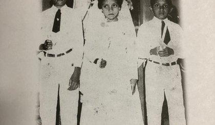 Da esquerda para a direita, os irmãos Vitorino, Maria Onélia e Elio Ferreira. Primeira Comunhão, 1965. Igreja de Matriz São Pedro Alcântara, Floriano, PI. Foto de época. (Foto: Epaminondas - Acervo do autor Elio Ferreira) Da esquerda para a direita, os irmãos Vitorino, Maria Onélia e Elio Ferreira. Primeira Comunhão, 1965. Igreja de Matriz São Pedro Alcântara, Floriano, PI. Foto de época. (Foto: Epaminondas - Acervo do autor Elio Ferreira)