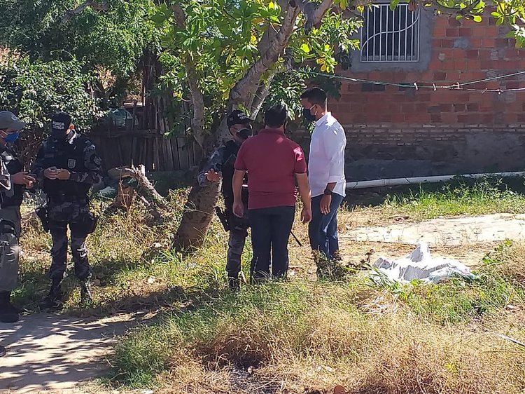 Homem foi atingido por dois tiros após briga com suspeito.