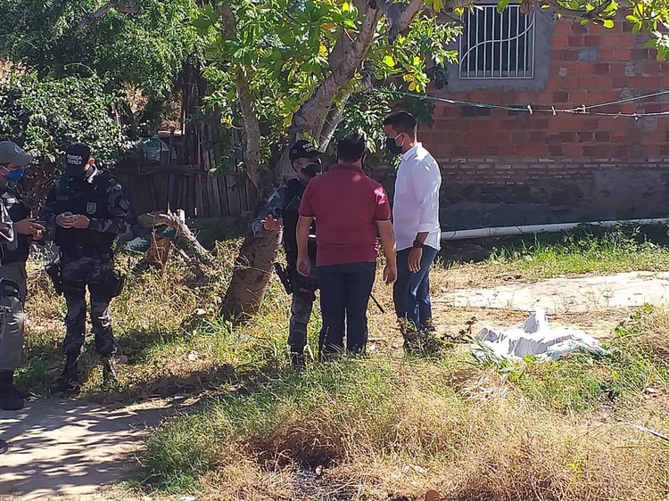 Homem foi atingido por dois tiros após briga com suspeito.