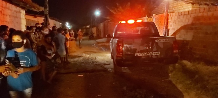 Idosa morreu após levar várias facadas de vizinho.