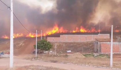 Incêndio de grandes proporções atingiu vegetação na cidade de Picos. (Foto: Reprodução/TV Clube)