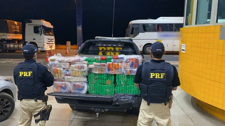 PRF apreende mais de 150 kg de maconha escondida em ônibus.