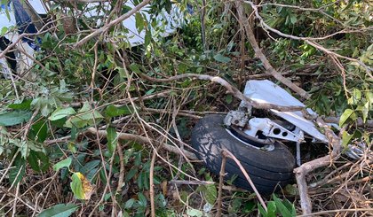 Avião de pequeno porte cai em região de mata da Capital. Piloto morre carbonizado. (Foto: Marcos Prado/TV Clube)