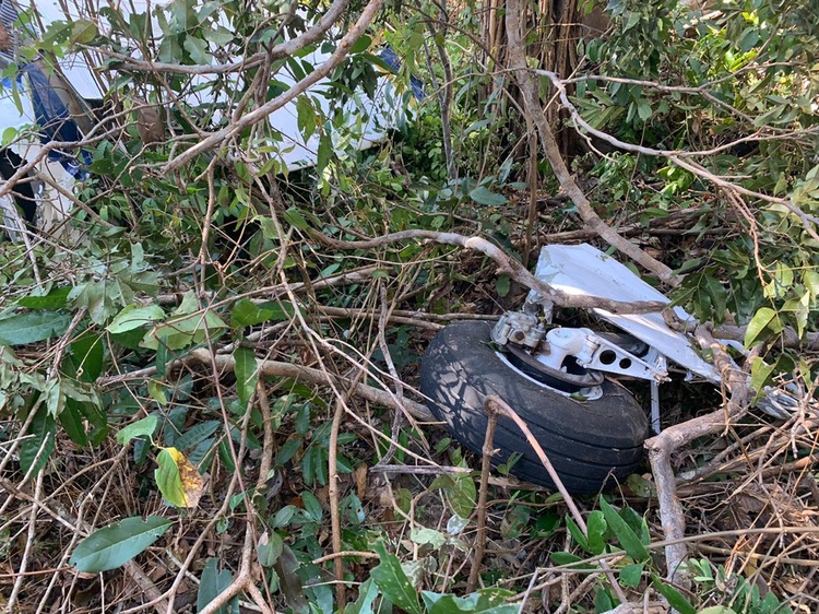 Avião de pequeno porte cai em região de mata da Capital. Piloto morre carbonizado.