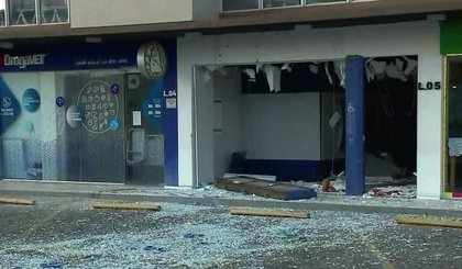 Criminosos explodem caixas eletrônicos em Teresina. (Foto: TV Clube)