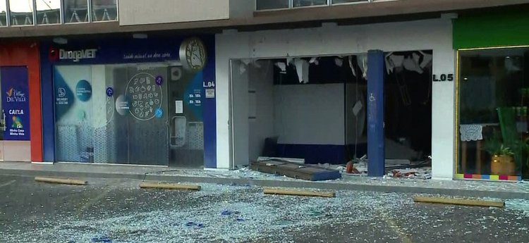 Criminosos explodem caixas eletrônicos em Teresina.