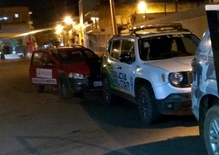 Fiscalização multa proprietário de bar por realizar evento.