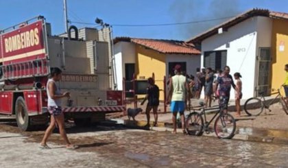 Incêndio atinge casa no Residencial Alto da Cruz. (Foto: Divulgação)