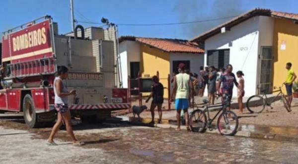 Incêndio atinge casa no Residencial Alto da Cruz.